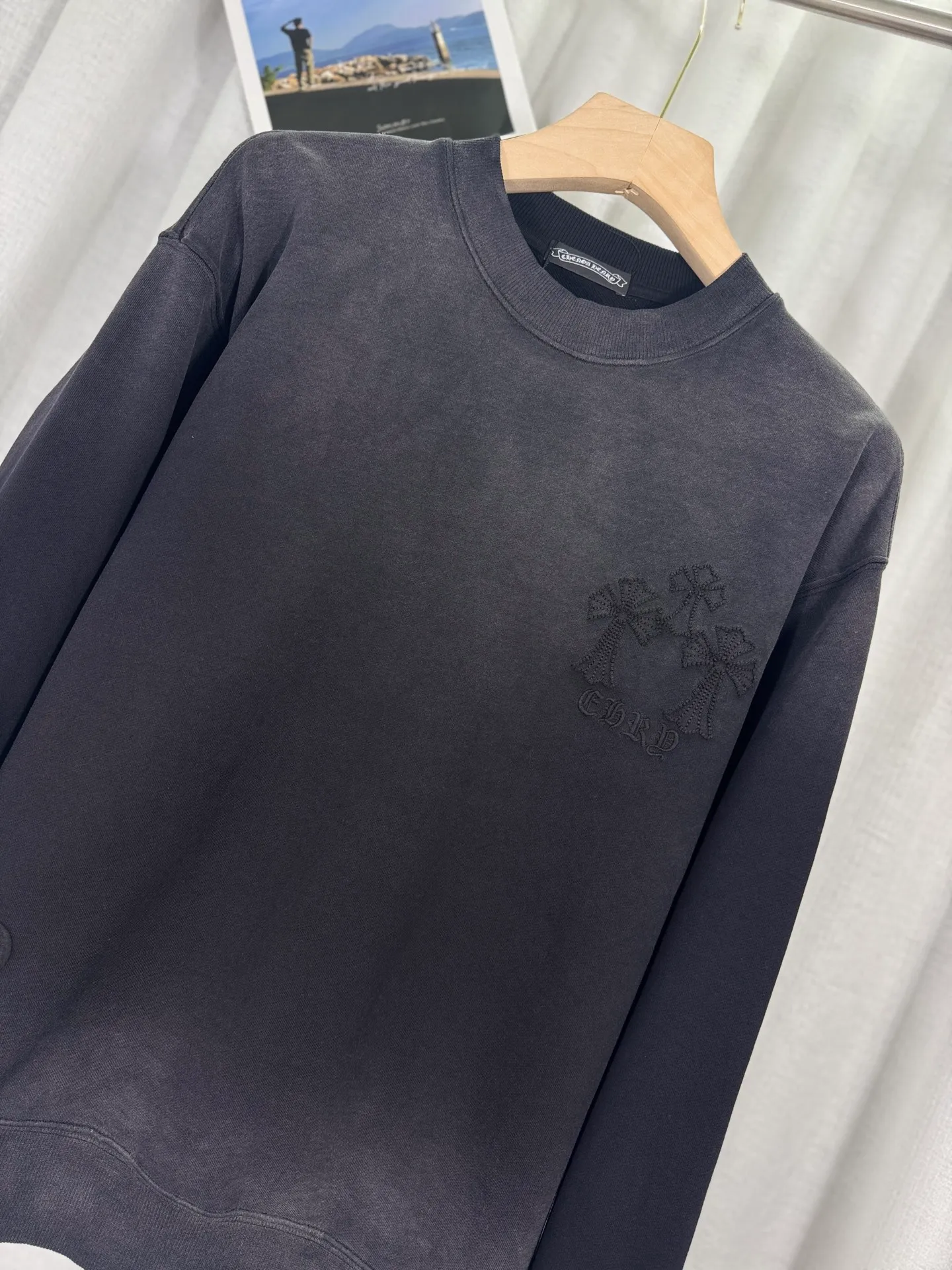 P260 top version, real shot without P, ​​different from market currency) 𝗖𝗵𝗿𝗼𝗺𝗲 𝗛𝗲𝗮𝗿𝘁𝘀/Cro Heart 2025 washed patch embroidery autumn and winter new original single counter American laser burnt 3D three-dimensional color embroidered couple casual sweatshirt 👑The highest version! Customized fabric 430g tripe terry fabric! American acid-washed and distressed original fabric laser burnt ✟appliqué embroidery and exquisite embroidery of letters! The best-selling model in the counter, very comfortable to wear. Accessories: original molded and authenticated collar label➕100% silk wash label. Genuine purchase-grade original hangtag➕matching hanging rope➕3D hanging beads➕original packaging bag. Craftsmanship: The original version has consistent wiring! The highest version of the armhole matching technique! Color: Red Black Size: S M L XL Style No.: 9309